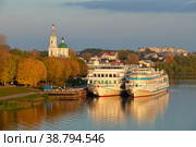 Beautiful city Tver landscape view of sunset, docked ships on river Volga and Catherine's convent with sky, autumn colorful trees and people . Banner of travel or tourism concept. Tver city, Russia. Стоковое фото, фотограф Евгений / Фотобанк Лори