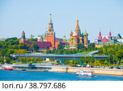 Красивый вид на Московский Кремль со стороны Москвы-реки в летний безоблачный день. Москва. Россия (2022 год). Редакционное фото, фотограф E. O. / Фотобанк Лори