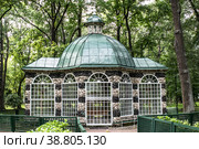 Вольеры Менажерейного сада в парке в Петергофе (2022 год). Редакционное фото, фотограф Наталья Владимировна Сергеева / Фотобанк Лори