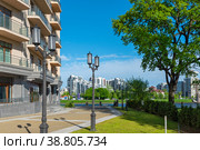 Двор жилого дома премиум-класса "Brilliant House". Проспект Динамо, 6А. Санкт-Петербург (2018 год). Редакционное фото, фотограф Александр Щепин / Фотобанк Лори