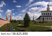 View to The Cathedral Of The Epiphany and the wall with towers in Epiphany Staro-Golutvin cloister, Kolomna, Moscow region, Russia (2017 год). Стоковое фото, фотограф Сергей Майоров / Фотобанк Лори