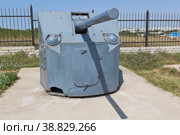 Универсальная палубная артустановка 90-К образца 1941 года в уличной экспозиции музея "35–я береговая батарея" в городе-герое Севастополе, Крым (2021 год). Редакционное фото, фотограф Николай Мухорин / Фотобанк Лори