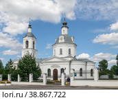 Женщина вошла в калитку Свято-Никольского храма в городе Алексине. Алексин, улица Советская, 43,  Тульская область (2022 год). Редакционное фото, фотограф Наталья Николаева / Фотобанк Лори