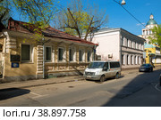 Вид на переулок Сивцев Вражек в весенний день. Москва, Россия (2019 год). Редакционное фото, фотограф Pukhov K / Фотобанк Лори