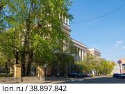 Вид поликлиники № 1 Управления Делами Президента Российской Федерации, расположенной в переулке Сивцев Вражек, 26/28, весенним днем. Москва, Россия (2019 год). Редакционное фото, фотограф Pukhov K / Фотобанк Лори
