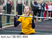 Девушки соревнуются в фитнесе Кроссфит (2015 год). Редакционное фото, фотограф Владимир Галкин / Фотобанк Лори
