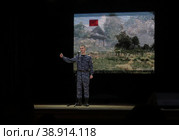 Первый этап творческого конкурса "Солдаты антитеррора", военнослужащий танцует цыганский танец (2023 год). Редакционное фото, фотограф Дмитрий Неумоин / Фотобанк Лори