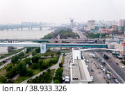 Novosibirsk, Russia, August 2022: Bridge over the Ob River in summer in Novosibirsk. Редакционное фото, фотограф Катерина Белякина / Фотобанк Лори