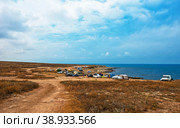 Туристическая стоянка на берегу моря. Мыс Тарханкут. Крым (2022 год). Редакционное фото, фотограф Макаров Алексей / Фотобанк Лори