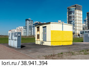 Трансформаторная подстанция у жилого комплекса "Морской каскад". Санкт-Петербург (2018 год). Редакционное фото, фотограф Александр Щепин / Фотобанк Лори