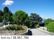 Сад на территории Ливадийского дворца в Крыму (2022 год). Редакционное фото, фотограф Natalia Sidorova / Фотобанк Лори
