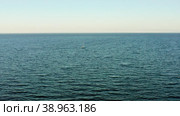 Яхта плывет по Волге недалеко от Ульяновска. Вид с воздуха. The yacht is sailing on the Volga River near Ulyanovsk. Aerial view. Стоковое видео, видеограф Евгений Романов / Фотобанк Лори