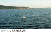 Яхта плывет по Волге недалеко от Ульяновска. Вид с воздуха. The yacht is sailing on the Volga River near Ulyanovsk. Aerial view. Стоковое видео, видеограф Евгений Романов / Фотобанк Лори
