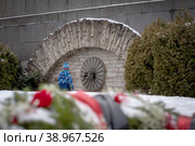 Один из фонтанов в пролете арки. Пискаревское мемориальное кладбище. Санкт-Петербург (2023 год). Редакционное фото, фотограф Румянцева Наталия / Фотобанк Лори
