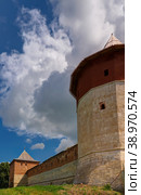 Exterior view to Zaraysk Kremlin wall with aka Tayninskaya Naugol'naya bashnya bastion and Bogoyavlenskaya Yegor'yevskaya Proyezdnaya Bashnya tower, Moscow region, Russia (2017 год). Стоковое фото, фотограф Сергей Майоров / Фотобанк Лори