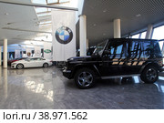 Автосалон. Продажа машин в автосалоне. (2018 год). Редакционное фото, фотограф Александр Тарасенков / Фотобанк Лори