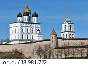 Россия. Псков. Вид на Псковский Кремль и Троицкий собор (2019 год). Стоковое фото, фотограф Александр Тарасенков / Фотобанк Лори
