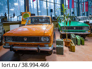 Два автомобиля Москвич-2140 в музее ретро автомобилей "Лошадинная сила". Зеленогорск (2023 год). Редакционное фото, фотограф Виктор Карасев / Фотобанк Лори