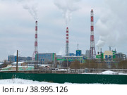 Вид на завод по производству минеральных удобрений холдинга "ФосАгро" облачным декабрьским днем. Волхов (2023 год). Редакционное фото, фотограф Виктор Карасев / Фотобанк Лори