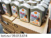Shell Helix Ultra motor oil in plastic canisters at the superstore (2022 год). Редакционное фото, фотограф FotograFF / Фотобанк Лори