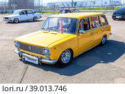 Vintage Soviet retro Lada-2102 vehicle at the city street (2022 год). Редакционное фото, фотограф FotograFF / Фотобанк Лори