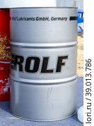 Barrel of Rolf motor oil with brand logo (2022 год). Редакционное фото, фотограф FotograFF / Фотобанк Лори