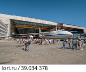 Ульяновск, авиазавод "Авиастар", день открытых дверей. Именной тяжелый транспортный самолет Ан-124-100 "Владимир Гладилин". Ulyanovsk, "Aviastar" aircraft manufacturing plant. Named heavy transport aircraft AN-124-100 "Vladimir Gladilin". (2022 год). Редакционное фото, фотограф Евгений Романов / Фотобанк Лори