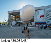 Ульяновск, авиазавод "Авиастар". День открытых дверей, посетители у транспортного самолета Ил-76МД-90А. Ulyanovsk, "Aviastar" aircraft manufacturing plant. Open day, visitors at the IL-76MD-90A transport aircraft. (2022 год). Редакционное фото, фотограф Евгений Романов / Фотобанк Лори