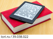 Электронная и бумажная книги лежат на столе. Стоковое фото, фотограф Анна Аникова / Фотобанк Лори