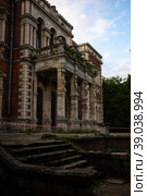 an old mansion that has been preserved in Russia since tsarist times. a building that is decaying from time to time. Стоковое фото, фотограф Meshkov Sergey / Фотобанк Лори