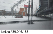 Локомотивы, тепловозы, железнодорожные вагоны на жд путях в городской черте. Вид из окна поезда на объекты железной дороги и здания большого города. Транспортная сеть. Поездка на МЦК (Московское центральное кольцо). Locomotives, diesel locomotives, railway cars on railway tracks in the city limits. View from the train window of railway facilities and buildings of a big city. Transport network. A trip to the MCC (Moscow Central circle). Редакционное видео, видеограф Ирина / Фотобанк Лори
