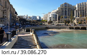 Отель "Мальта Марриотт Отель и Спа" (Malta Marriott Hotel & Spa). Город Сент-Джулианс (Сан-Джильян. St. Julian's). 39 Main Street. Залив Баллута (Balluta Bay). Средиземное море. Остров Мальта (2023 год). Редакционное фото, фотограф lana1501 / Фотобанк Лори
