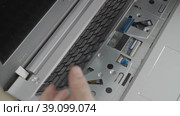 Disassembling a damaged laptop to repair it involves removing the keyboard. Стоковое видео, видеограф Mihail Mihaylov / Фотобанк Лори