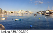 Город Гзира. Гавань Марсамксетт (Marsamxett Harbour). Средиземное море. Остров Мальта (2023 год). Редакционное фото, фотограф lana1501 / Фотобанк Лори