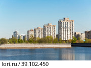 Ковш в устье реки Смоленки. Жилые дома на Новосмоленской набережной. Санкт-Петербург (2018 год). Редакционное фото, фотограф Александр Щепин / Фотобанк Лори