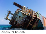 A sunken ship on the water surface of the sea (2018 год). Стоковое фото, фотограф Виктория Кольцова / Фотобанк Лори