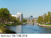 Река Ждановка. Пешеходный мост  и жилой комплекс на Петровском острове. Санкт-Петербург (2018 год). Редакционное фото, фотограф Александр Щепин / Фотобанк Лори