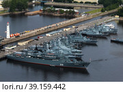 Ленинградская военно-морская база в Кронштадте. Боевые корабли ВМФ России у причала в Кронштадте. (2020 год). Редакционное фото, фотограф Александр Тарасенков / Фотобанк Лори