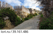 Пешеходная дорожка от моря в город Надур (Nadur). Остров Гоцо (Gozo). Республика Мальта (2023 год). Стоковое фото, фотограф lana1501 / Фотобанк Лори