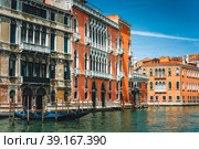 Old ancient facades of houses on Grand Canal, Venice, Italy. Vintage hotels and residential buildings in the Venice center. Historical architecture of Venice on water in summer (2019 год). Стоковое фото, фотограф Igor Tichonow / Фотобанк Лори