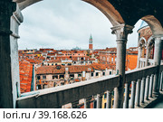 Venice, Italy. The Palazzo Contarini del Bovolo also called the Palazzo Contarini Minelli dal Bovolo. View of venice's roofs (2019 год). Стоковое фото, фотограф Igor Tichonow / Фотобанк Лори