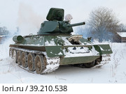 Советский танк Т-34-76 крупным планом облачным февральским днем. Военно-исторический парк "Стальной десант". Красное Село, Санкт-Петербург (2023 год). Редакционное фото, фотограф Виктор Карасев / Фотобанк Лори