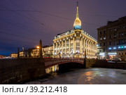 Санкт-Петербург.  Вид на Красный мост ми Торговый дом С. Эсдерс и К. Схейфальс - Швейная фабрика имени В. Володарского (2023 год). Редакционное фото, фотограф Литвяк Игорь / Фотобанк Лори