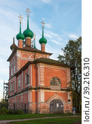 Church of Elijah Prophet, brick Orthodox church of 1775-1778 under restoration in summer in Kashin city, Tver region, Russia (2018 год). Стоковое фото, фотограф Алексей Антипов / Фотобанк Лори