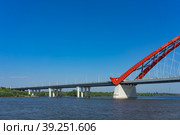 Novosibirsk, Russia. Red bugrinskij bridge across the Ob river (2018 год). Стоковое фото, фотограф Виктория Кольцова / Фотобанк Лори