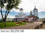 Собор Николая Чудотворца (XVI век), церковь преподобного Сергия Радонежского (1900) и Богоявленская церковь-колокольня (1793) в Николо-Пешношском монастыре.  Московская область (2019 год). Стоковое фото, фотограф Pukhov K / Фотобанк Лори