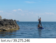 Seascape with young people in the boat (2018 год). Редакционное фото, фотограф Виктория Кольцова / Фотобанк Лори