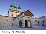 Старинный собор Введения во храм Пресвятой Богородицы (1688г.) Введенского Толгского  монастыря январским вечером. Ярославль, Золотое кольцо России (2023 год). Стоковое фото, фотограф Виктор Карасев / Фотобанк Лори
