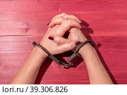 женские руки в металлических черных наручниках(female hands in metal black handcuffs) Стоковое фото, фотограф Руслан Лесков / Фотобанк Лори