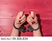 женские руки в металлических черных наручниках(female hands in metal black handcuffs) Стоковое фото, фотограф Руслан Лесков / Фотобанк Лори